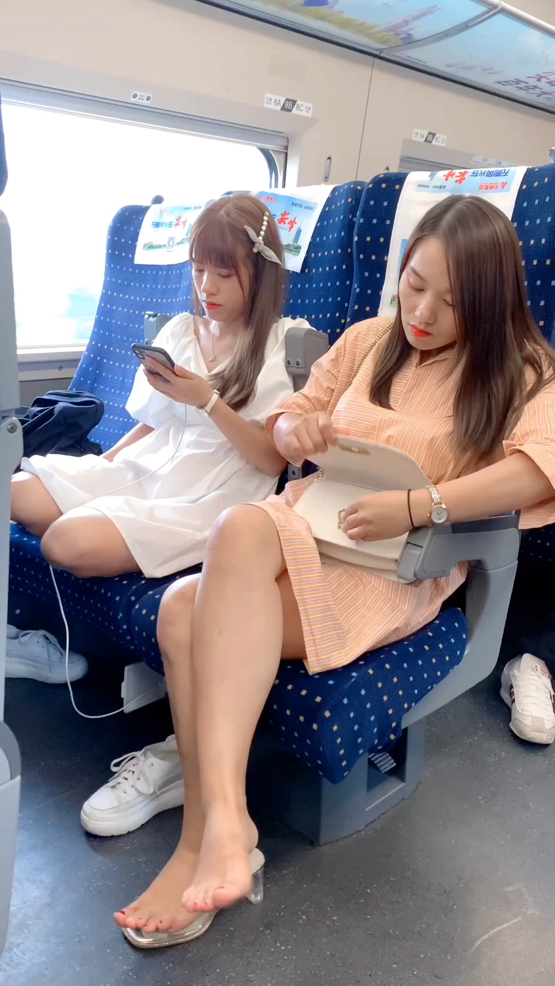 两位小姐姐在高铁上脱鞋,这下尴尬了吧