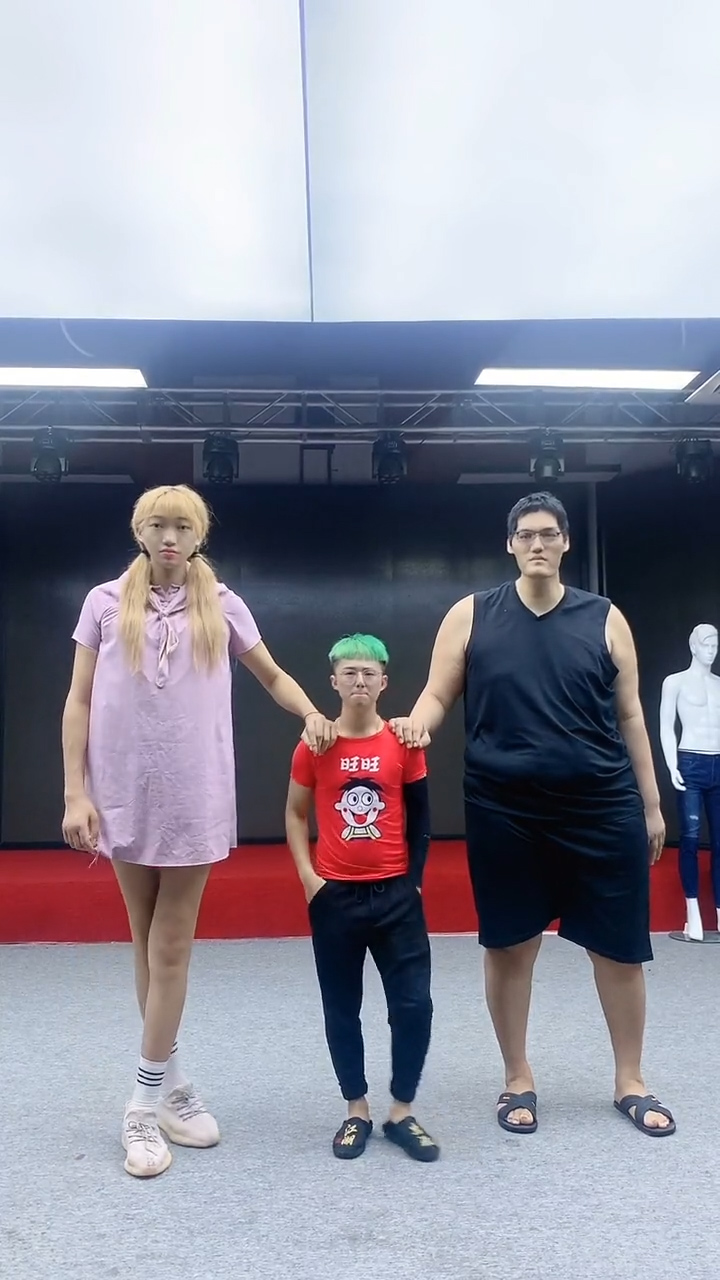 女朋友的身高基因一看就是遗传的吧!