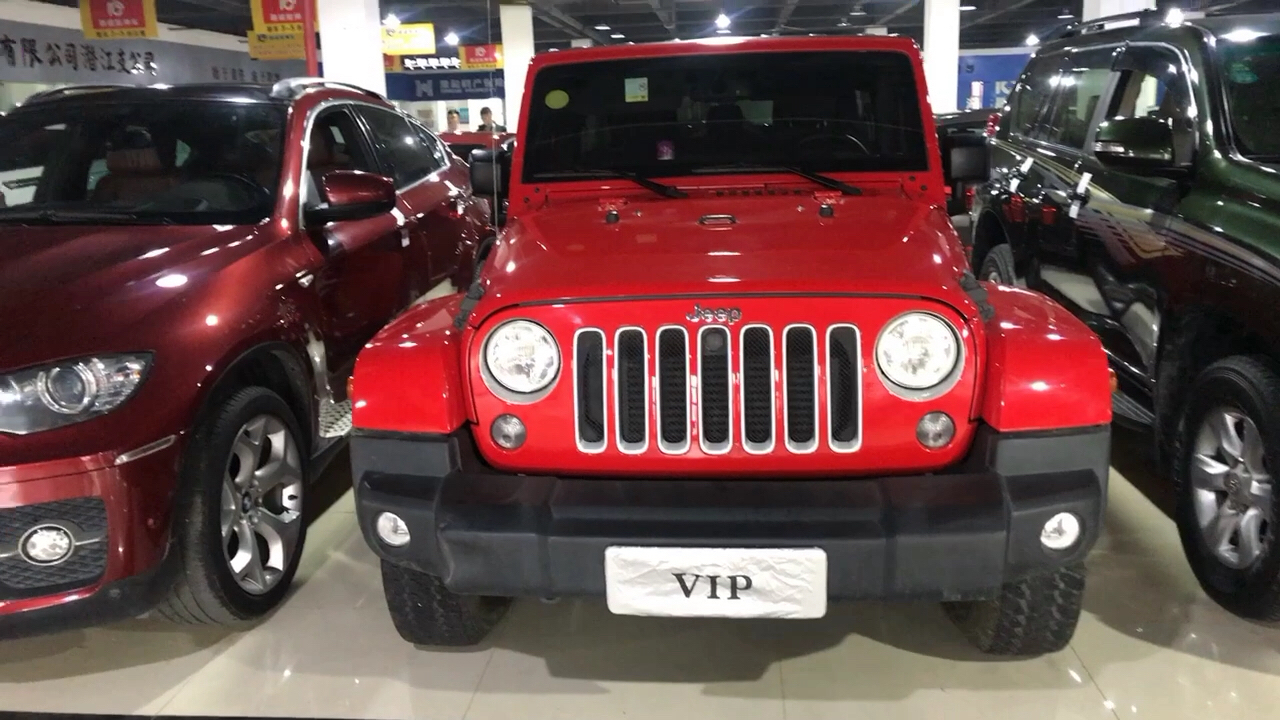 骚红色jeep牧马人,帅爆了