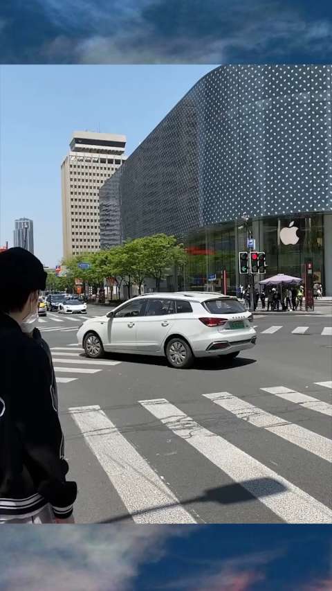 魔都大佬,开着兰博基尼大牛出来炸街了,交警都忍不住看了几眼