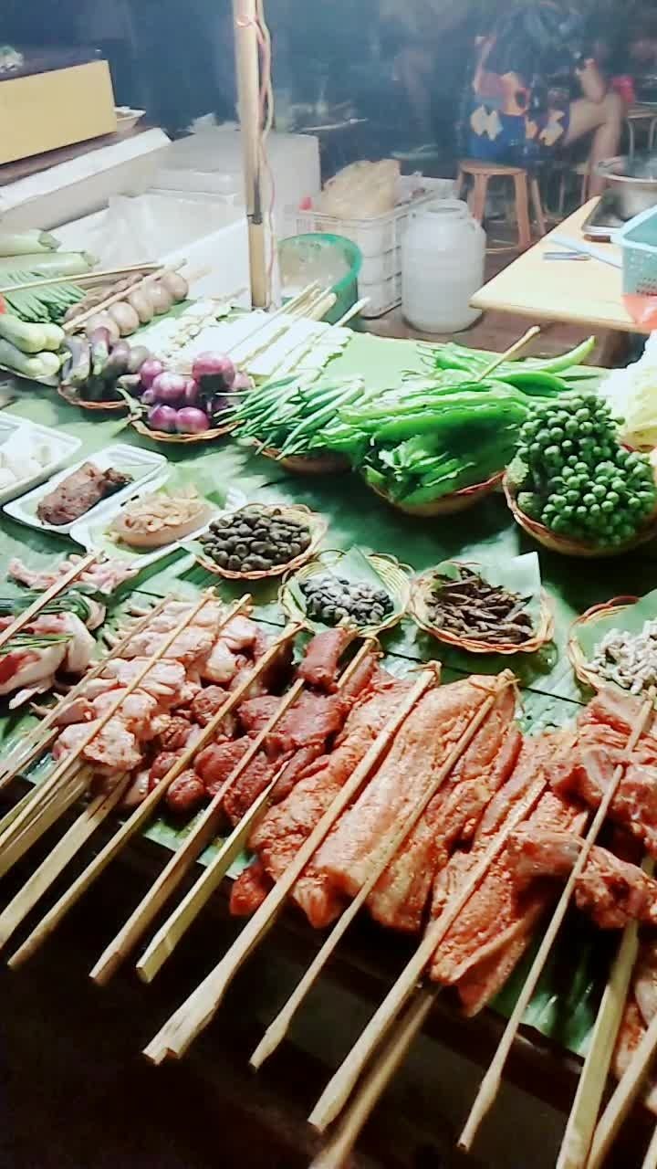 这么巴适滴傣族夜市烧烤!爽翻!巴适得板!这么大串的烤肉见过没?