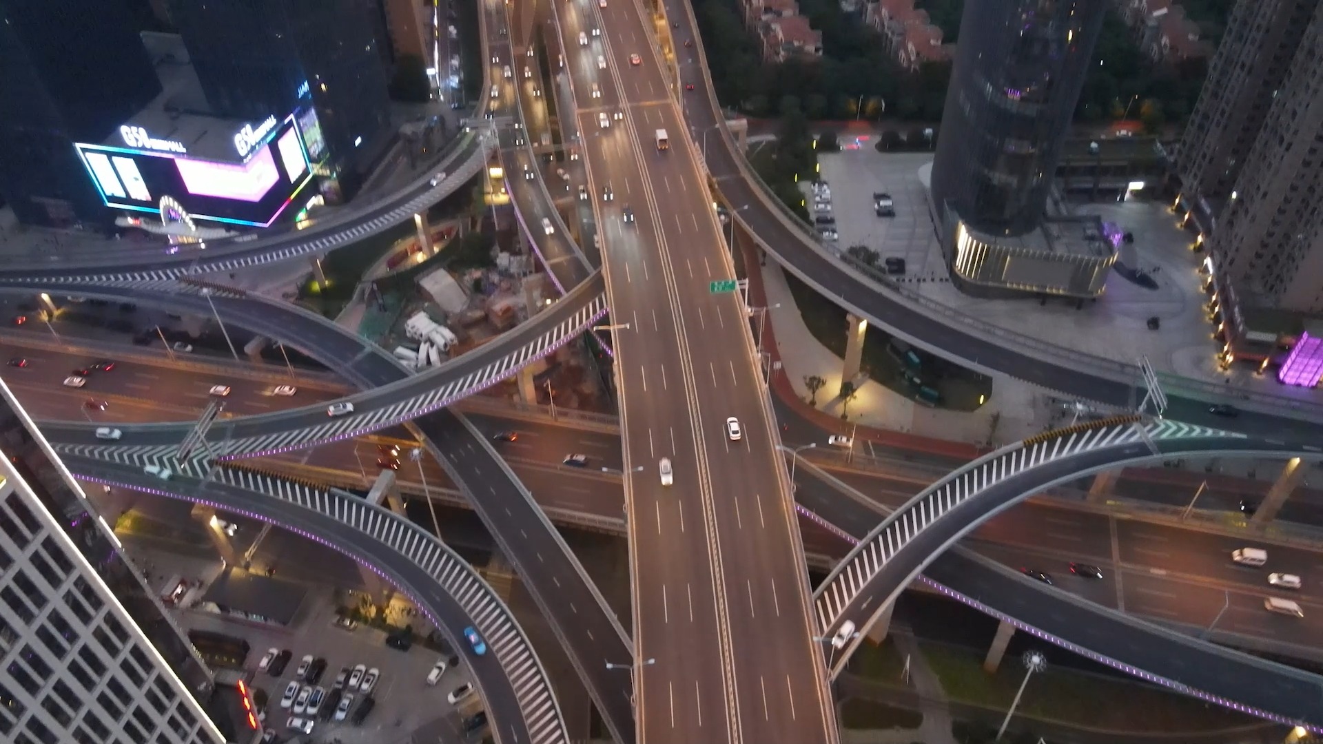 万家丽路-湘府路立交在长沙算是比较复杂的立交桥了