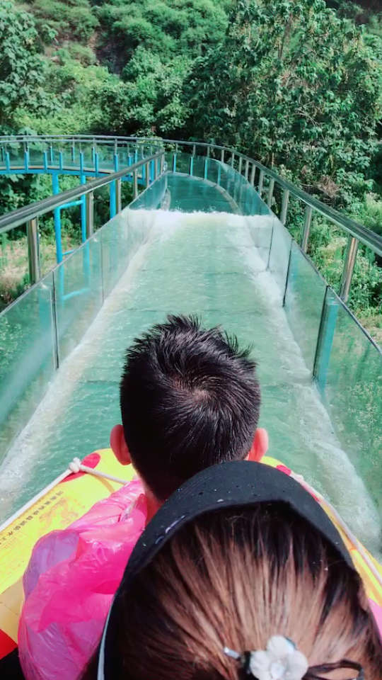 要不要玩点刺激的,锦里沟高空玻璃漂流来袭!快来挑战!