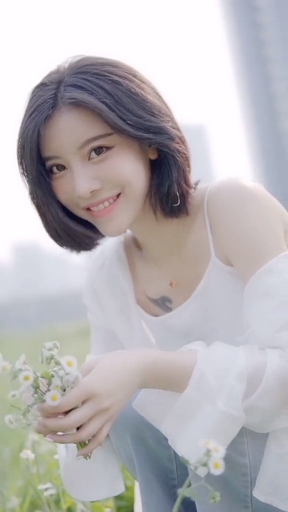 我的笑容温柔到你了吗?#美女