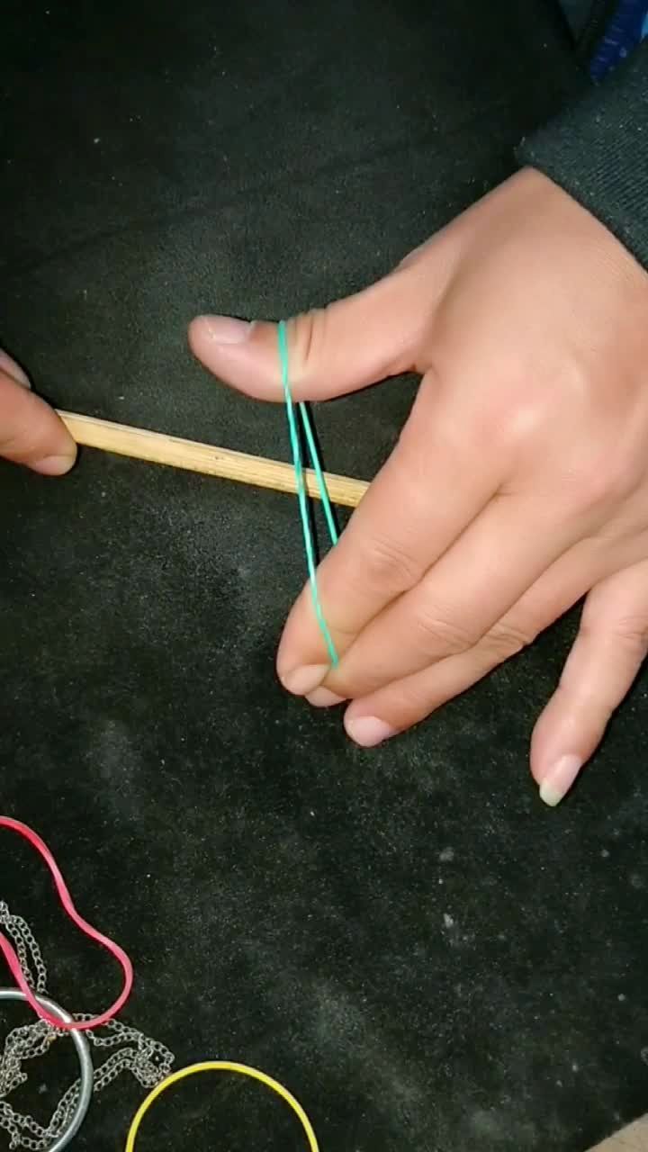 神奇的皮筋穿越筷子