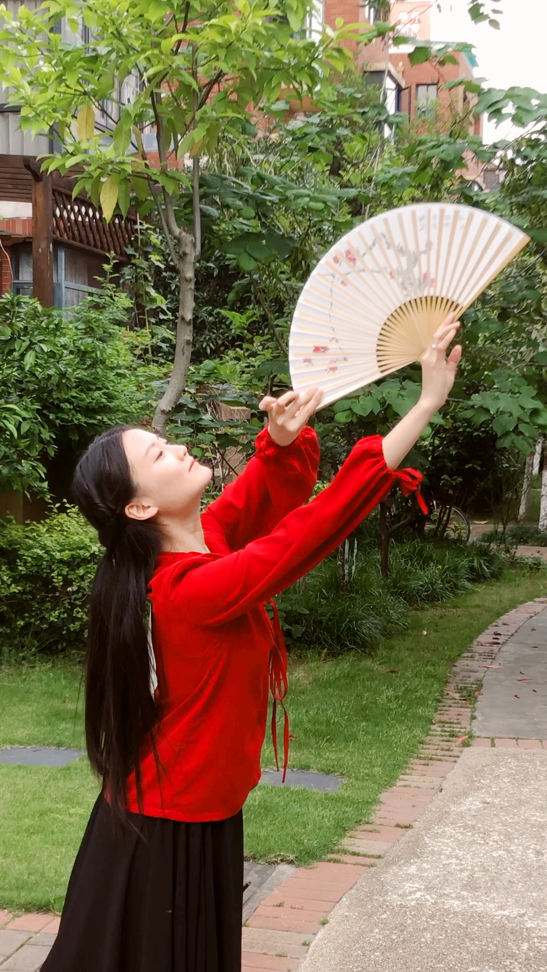 古典舞《卷珠帘》,绿树红衣,折扇轻摇.