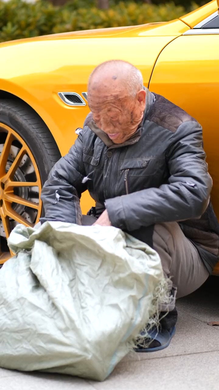 寒冷冬天,一位96岁善良拾荒老爷爷,在路边捡一个垃圾袋,没有想到他