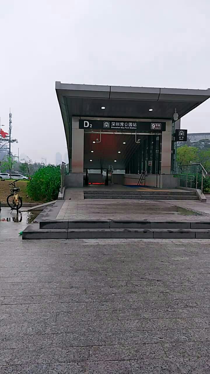 深圳一出地铁唯一一个就能看见海.