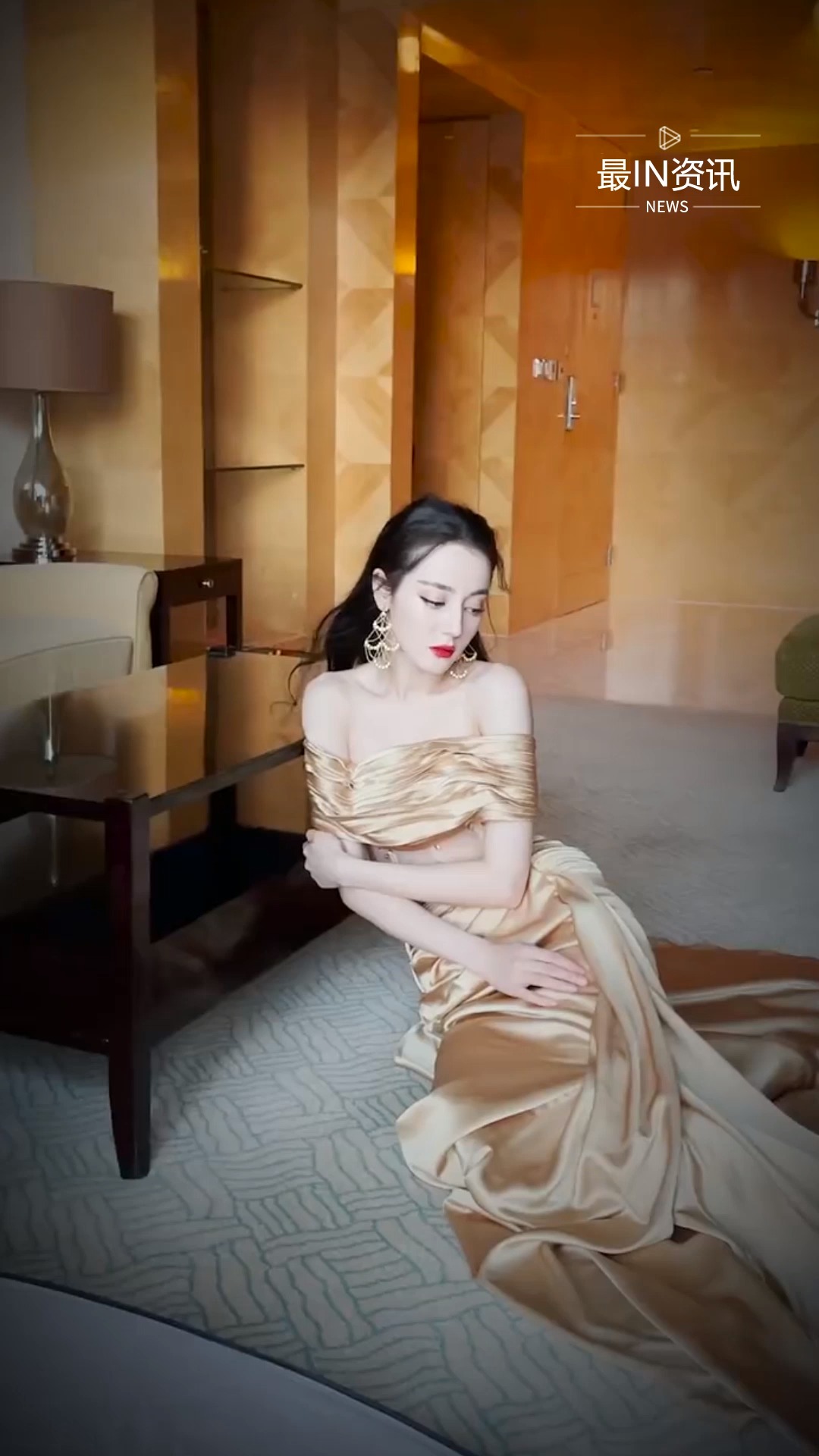 迪丽热巴金色拼接鱼尾裙大片来啦,是漂亮的金色人鱼姬吧!#最in资讯