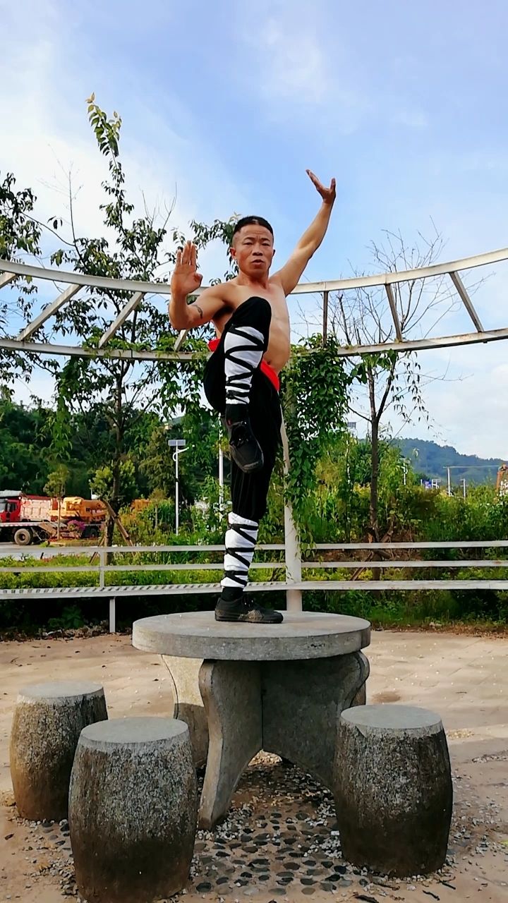 武术基本功动作〈朝天蹬一字马〉909494