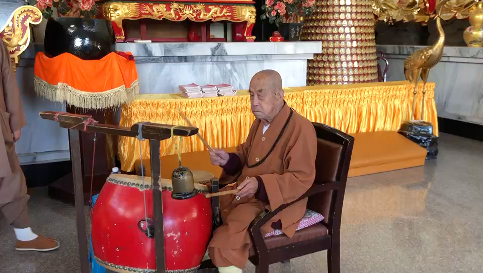 百岁老和尚 身体这么康健.顶礼上圆下山长老.南无消灾延寿药师佛.