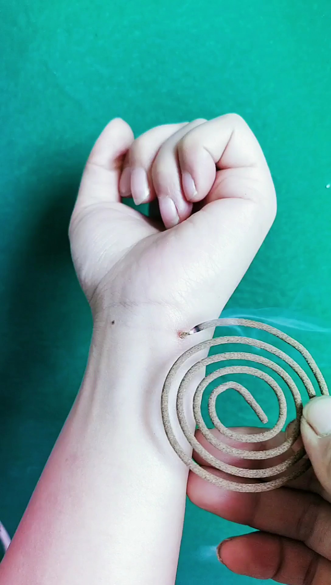 神门穴是手少阴心经的穴位之一,位于腕部,腕掌侧横纹尺侧端,尺侧腕屈