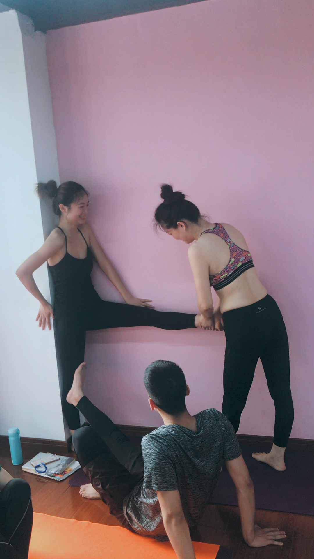 瑜伽教练班的魔鬼压腿,劈叉的方式之一,看瑜伽老师如何压韧带,就一点