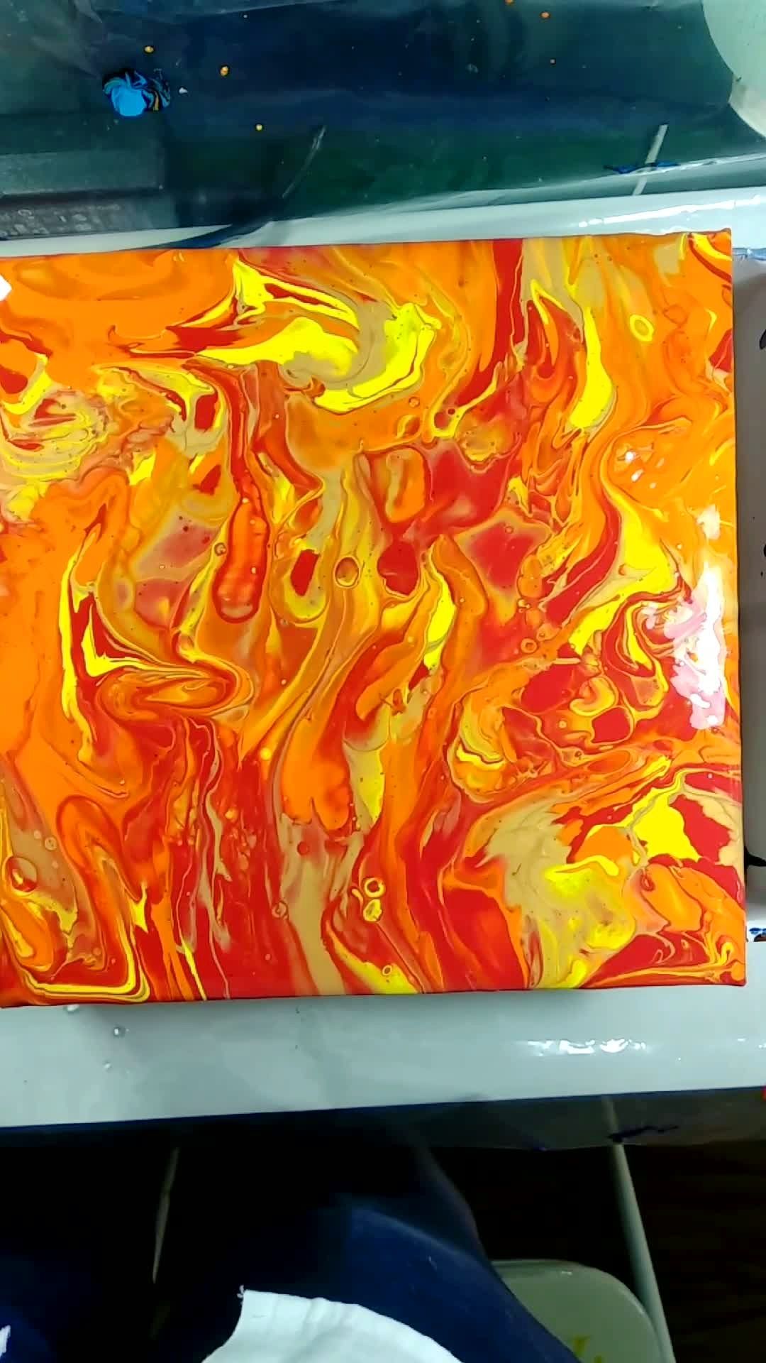 今天新作丙烯流体画,来个红红火火的颜色!