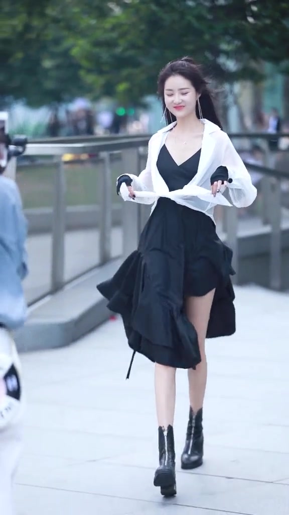 据说男生都喜欢腿长腰细的女孩子