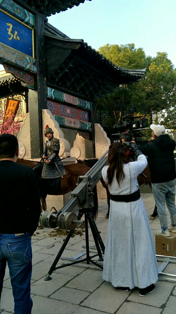 古装剧拍摄现场:拍着拍着,这个镜头不知不觉拍了10多次,马都不耐烦了