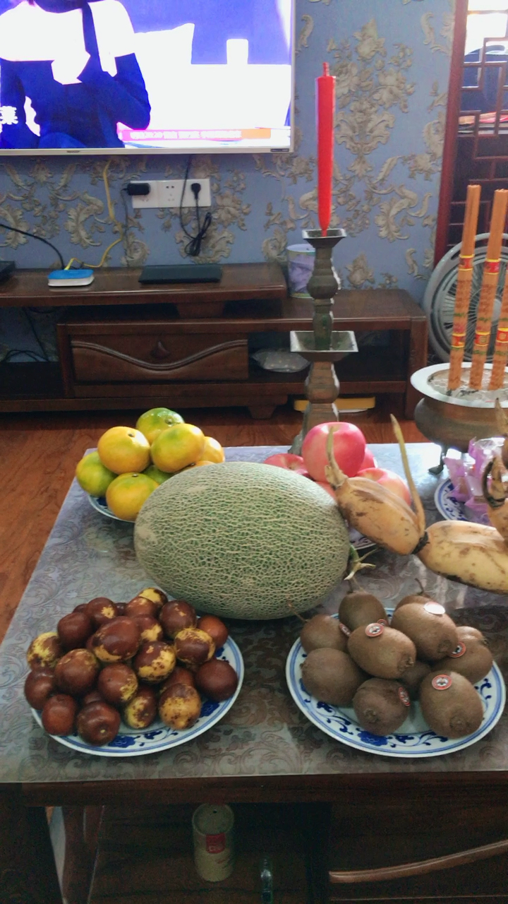 每年中秋,公婆都会准备好一桌子贡品,用来晚上祭拜月亮.