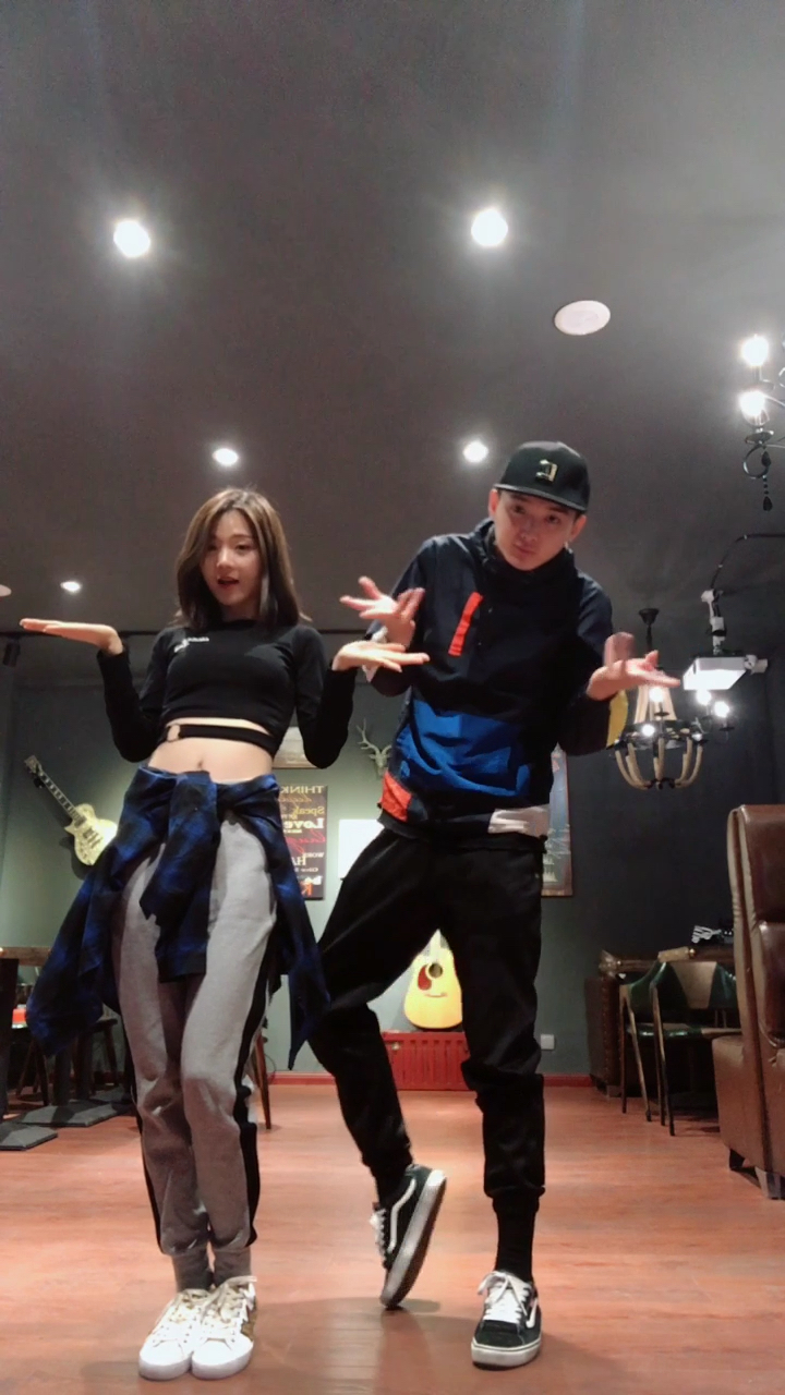 快来欣赏我与小哥哥的捣蒜舞95