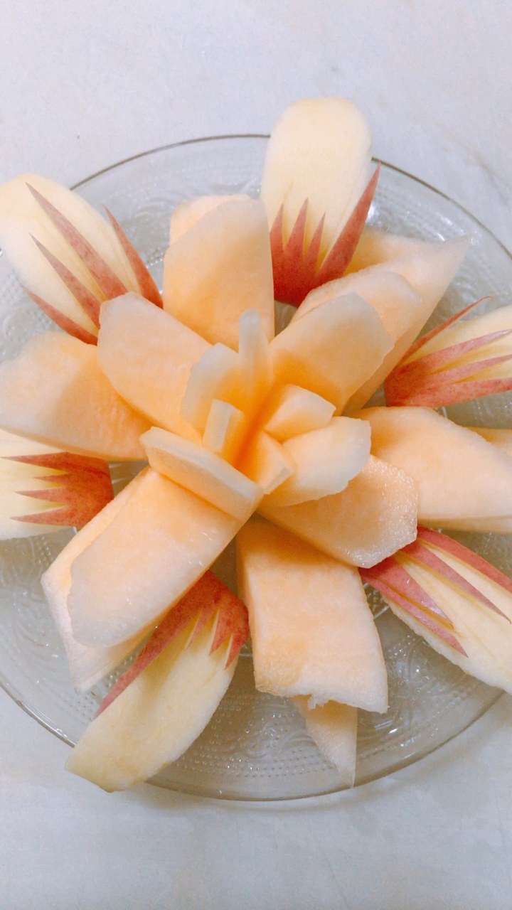 今天给大家做一个哈密瓜和苹果双拼的小果盘.