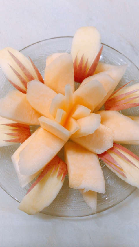 今天给大家做一个哈密瓜和苹果双拼的小果盘.