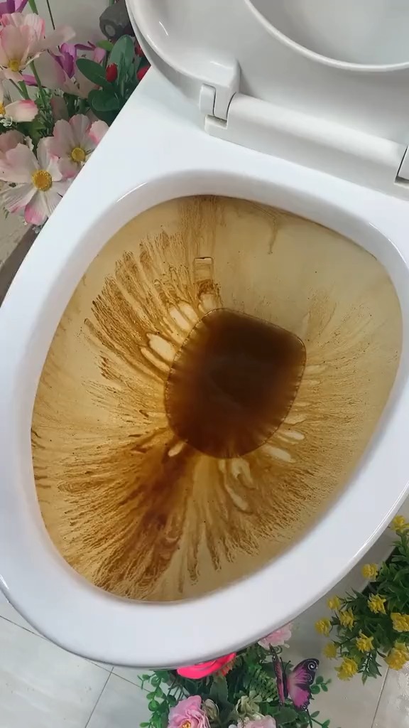 家里马桶有污垢难清理不用怕,试试这款卫生间清洗剂,马桶角落都好清理