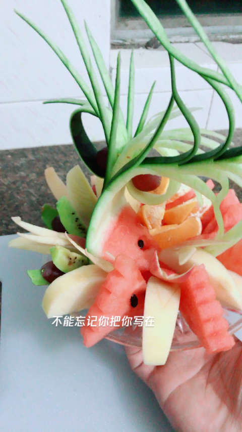 简单的ktv果盘这样切好看又大气,值得看一看也许就马上学会了.