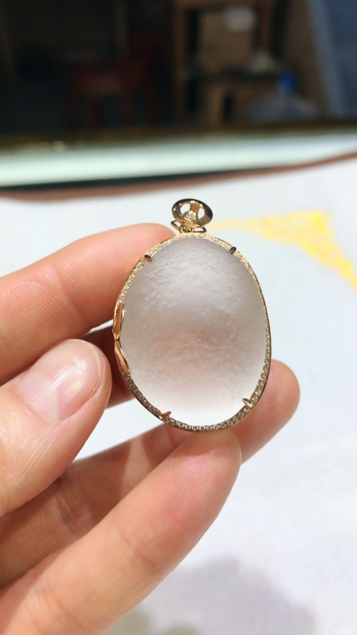 金镶白宝石光吊坠