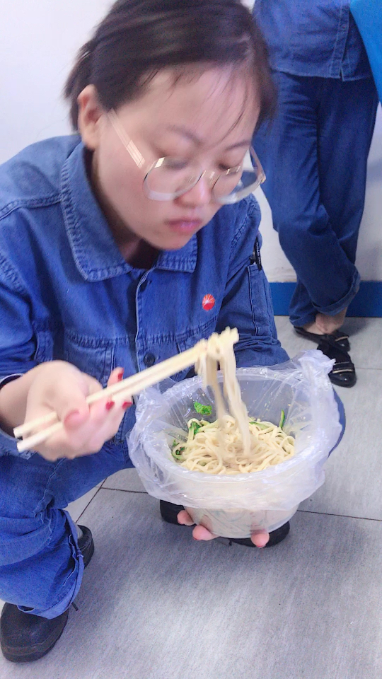 蹲着吃面条是不是特别美,我来帮帮你