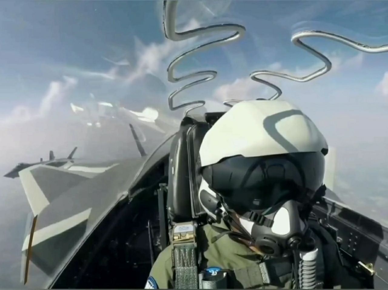 歼20飞行员自拍,你有没有被帅到!