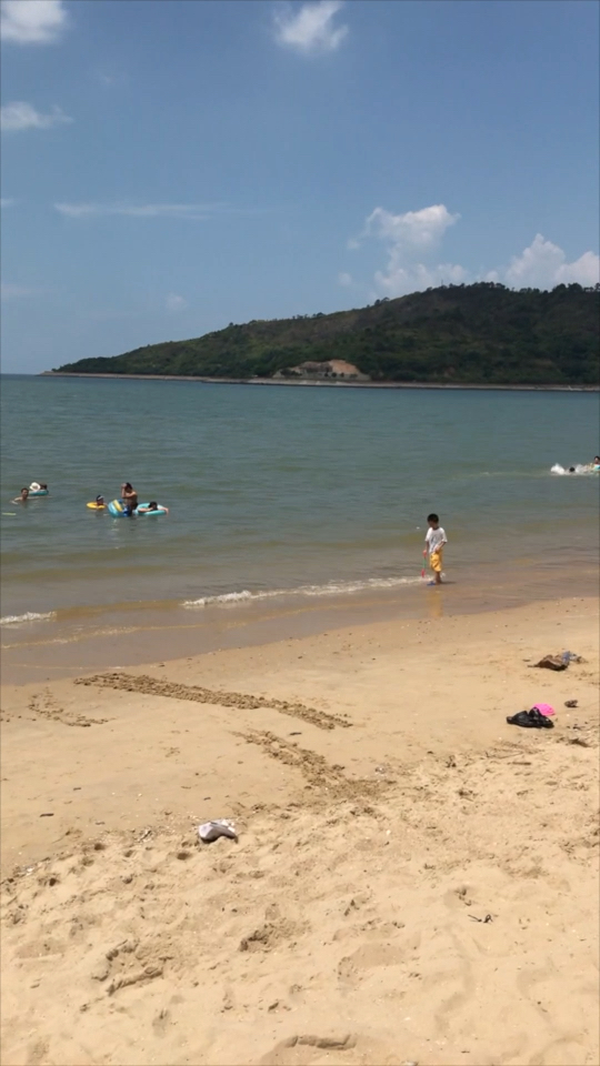 人少老少皆宜的惠州霞涌海滩