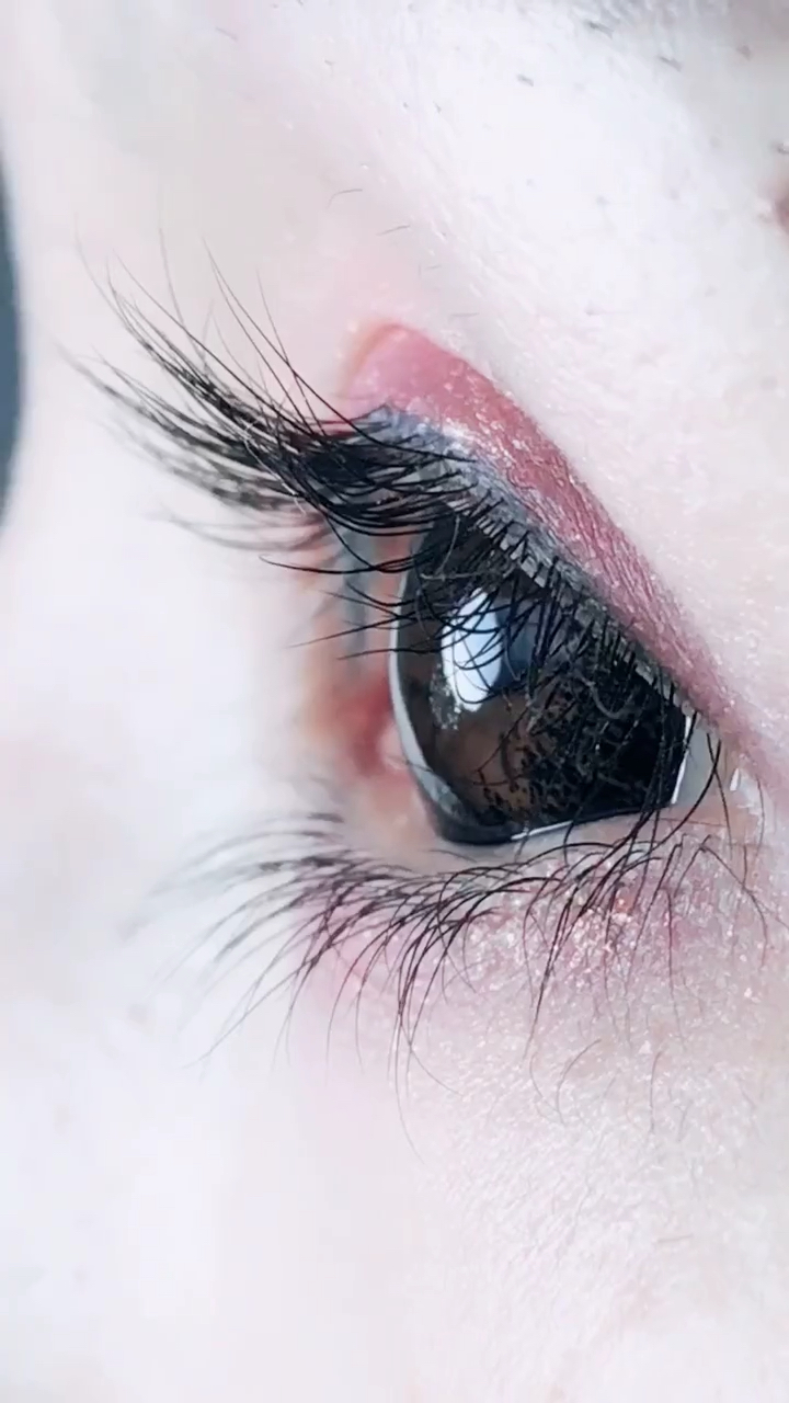 侧面看看睫毛长度 下睫毛都比一般人的长