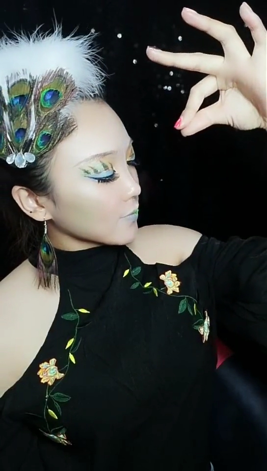 孔雀妆容,暂时还缺一个长指甲,喜欢的送我小爱心哦