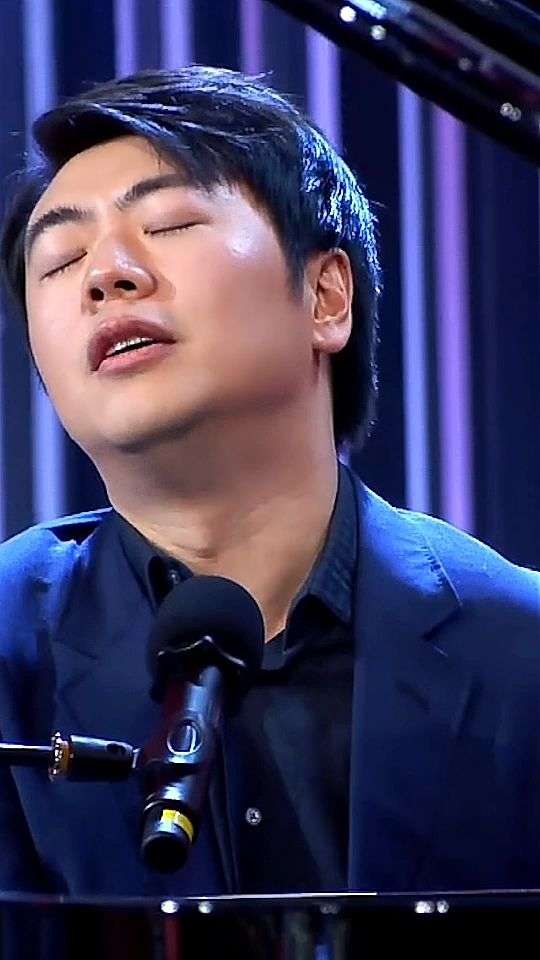 看到郎朗弹琴陶醉的样子,我决定让孩子放弃钢琴了