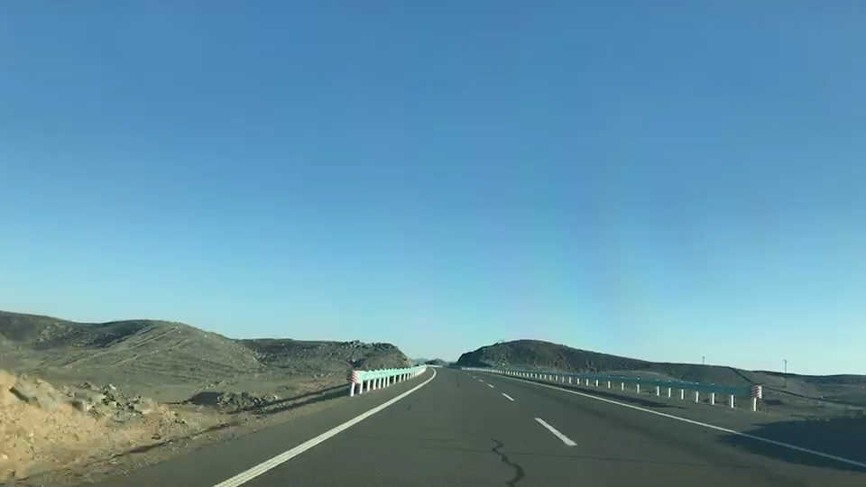 戈壁滩上的高速