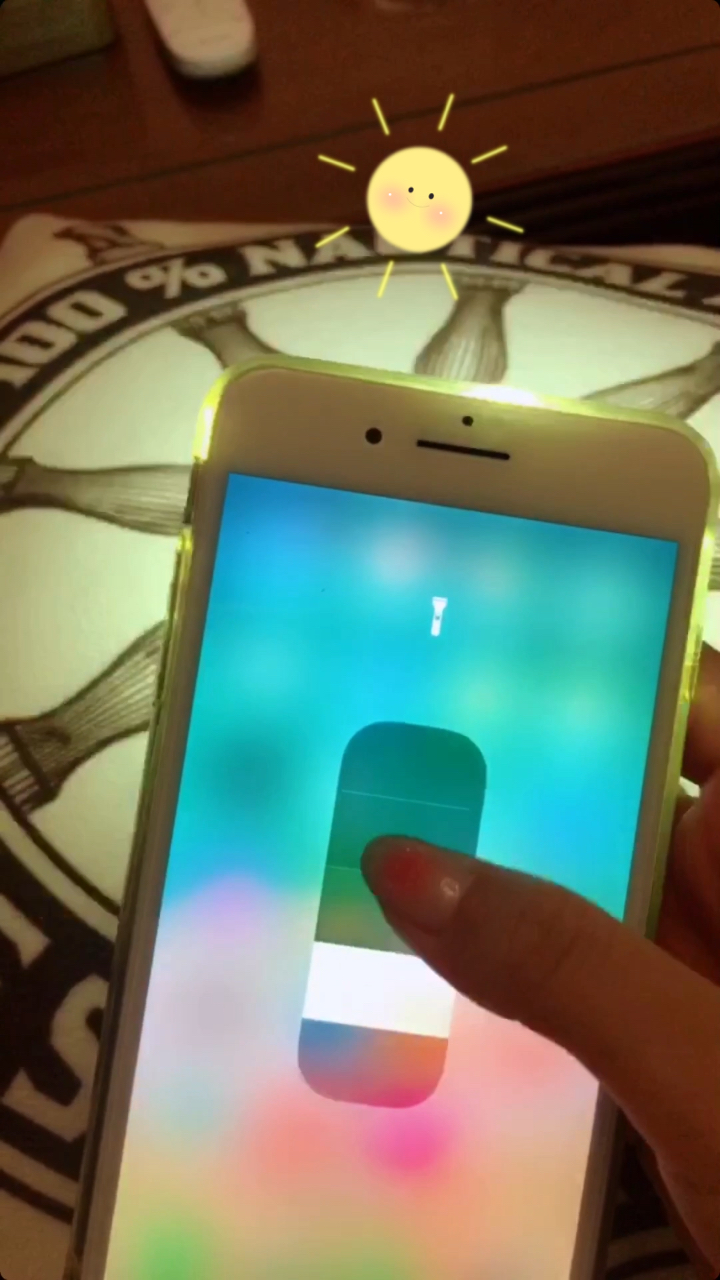 iphone手电筒还可以调亮度哦,其实很多功能都没用过,这个是之一98