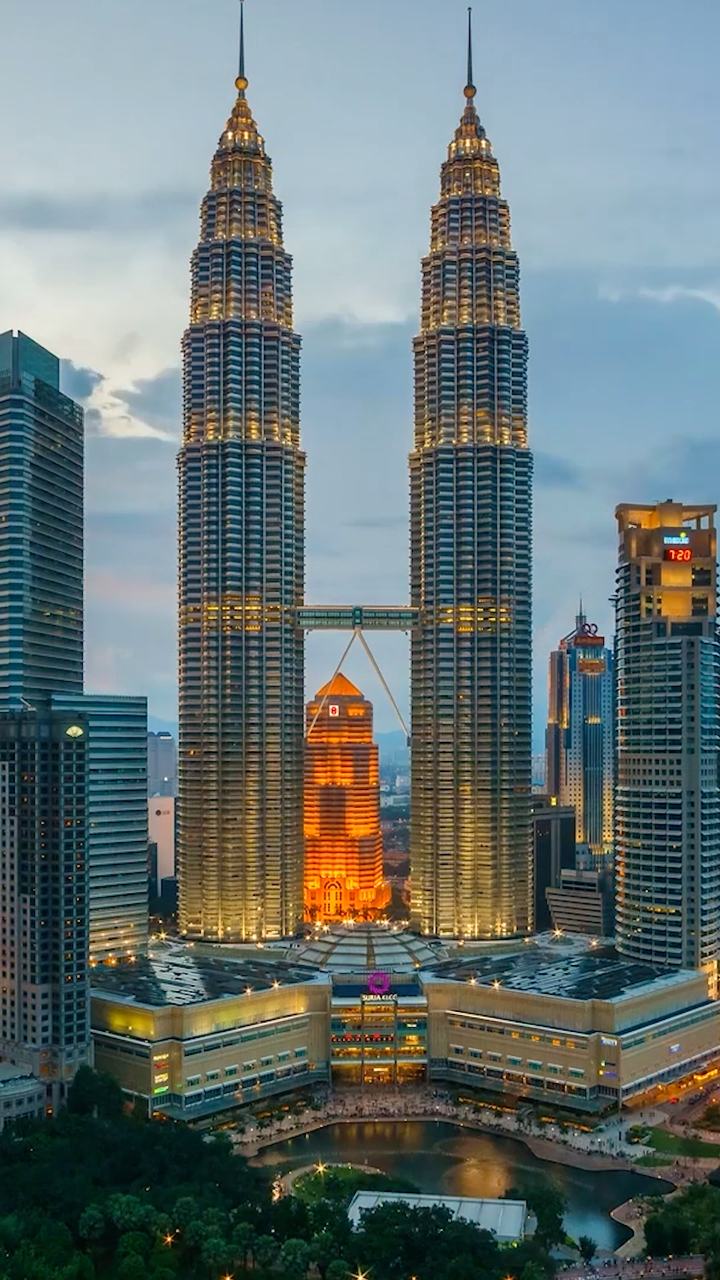 吉隆坡的双子星塔是世界第八高大楼,42层处连接两塔的天桥,据说可以