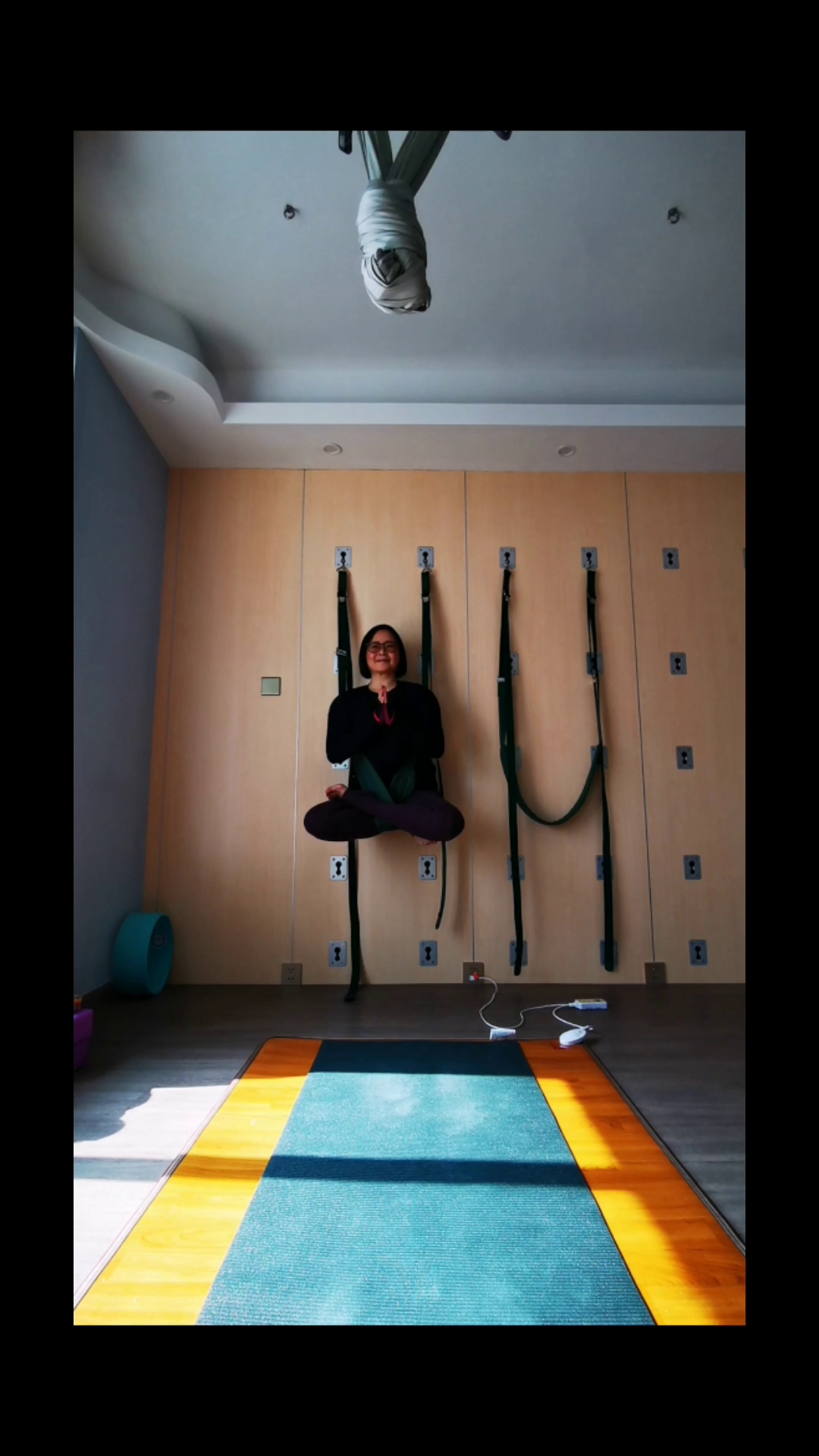 瑜伽墙绳帮助你练习前弯,后弯,扭转等体式,在这个过程中可你会对瑜伽