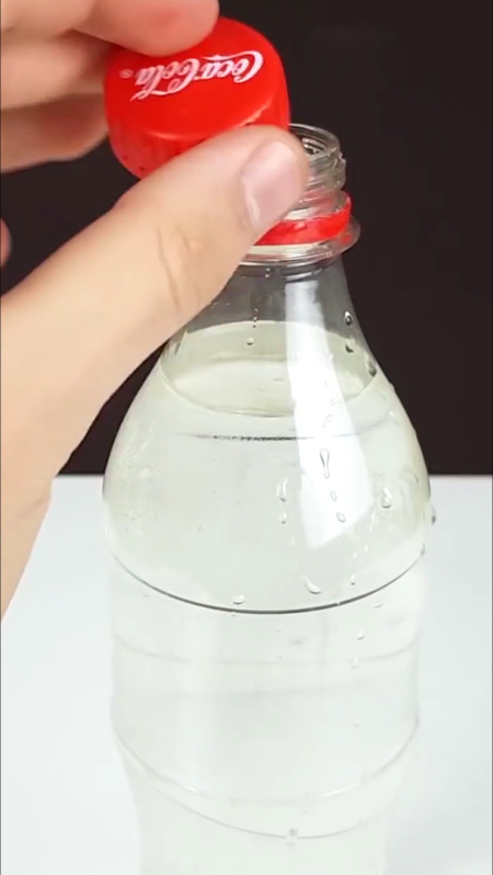 可乐瓶自制花洒,这样浇花是不是很方便.