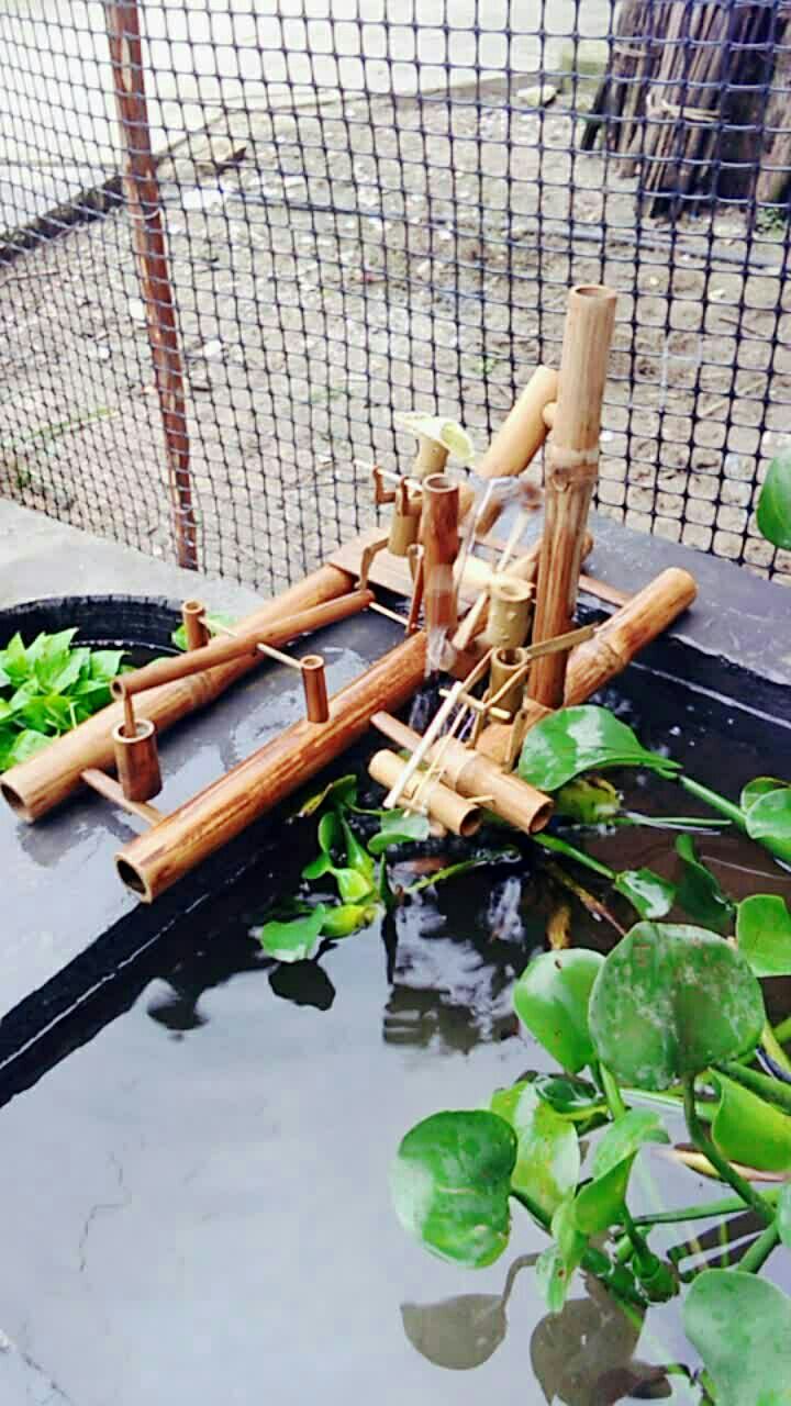 农村小伙用竹子制作的小水车