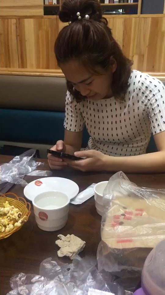 带娃日常,当妈辛不辛苦只有自己知道,对面的姐妹为了让我们吃饭能照顾