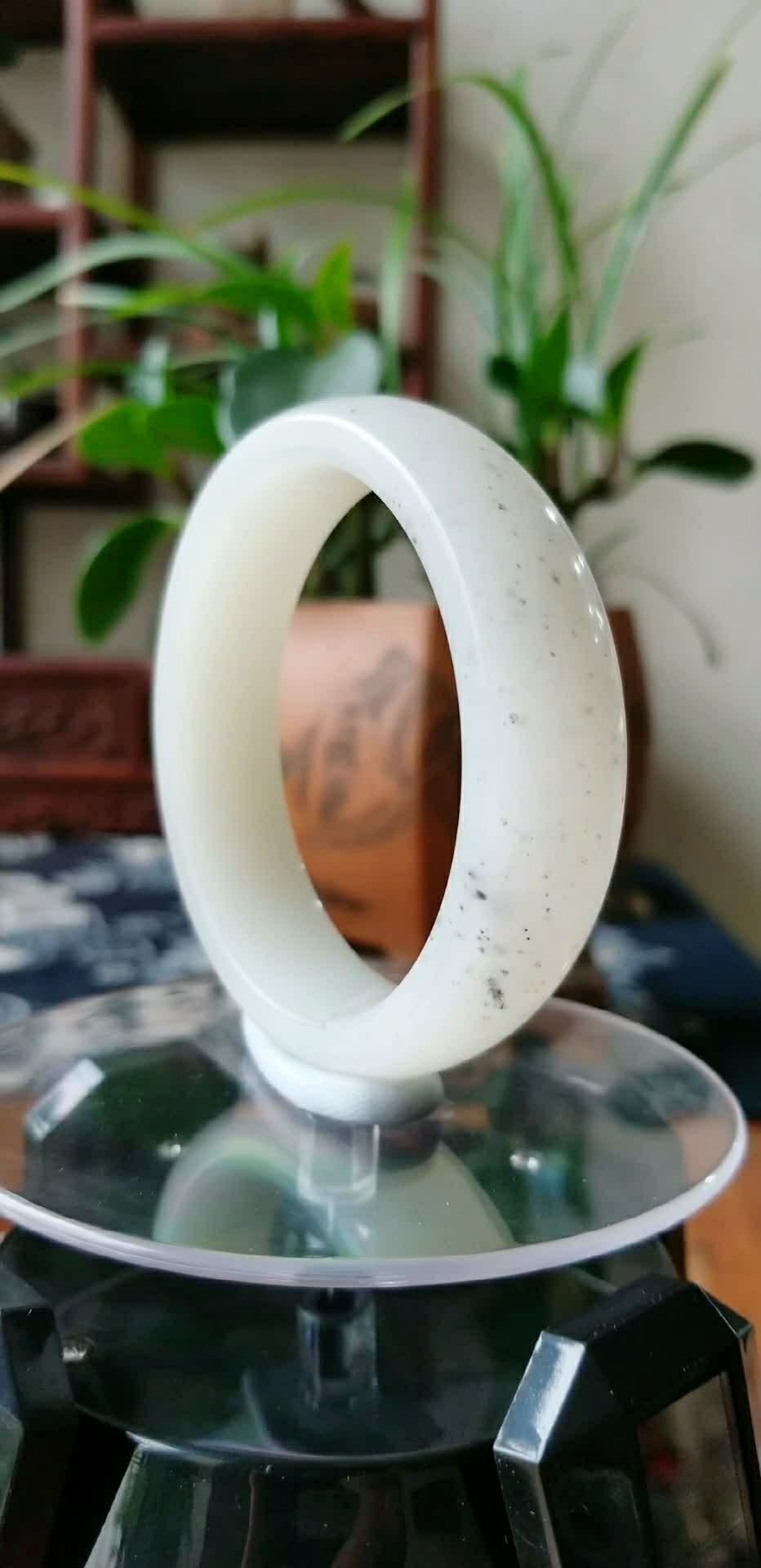 这只和田玉芝麻点手镯