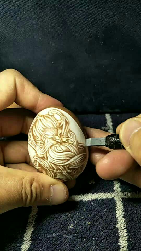 蛋上吻身雕刻