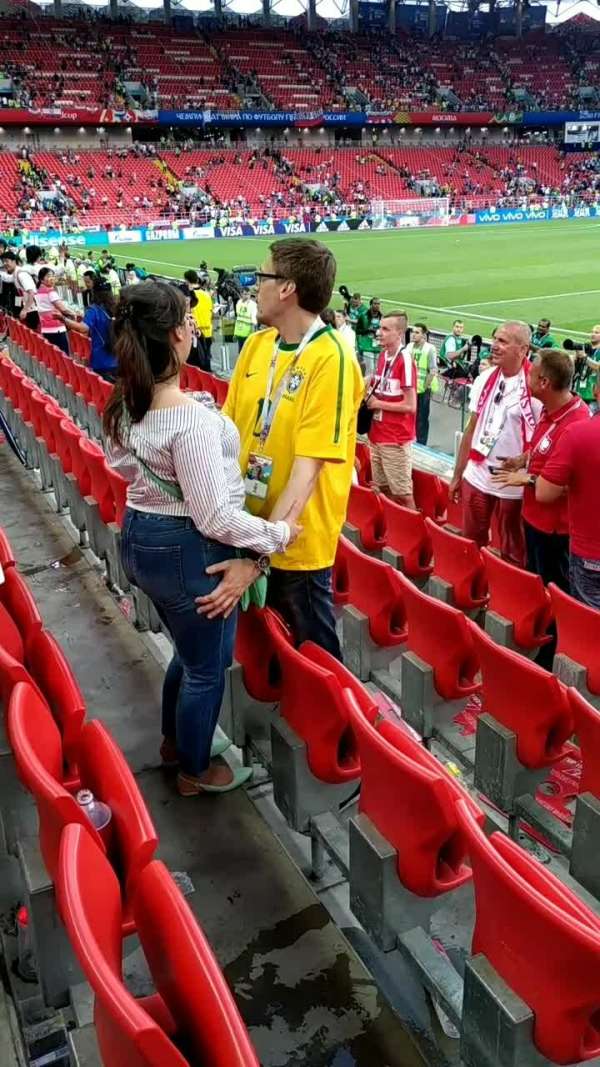 真爱啊!这对情侣世界杯看台上演摸臀杀