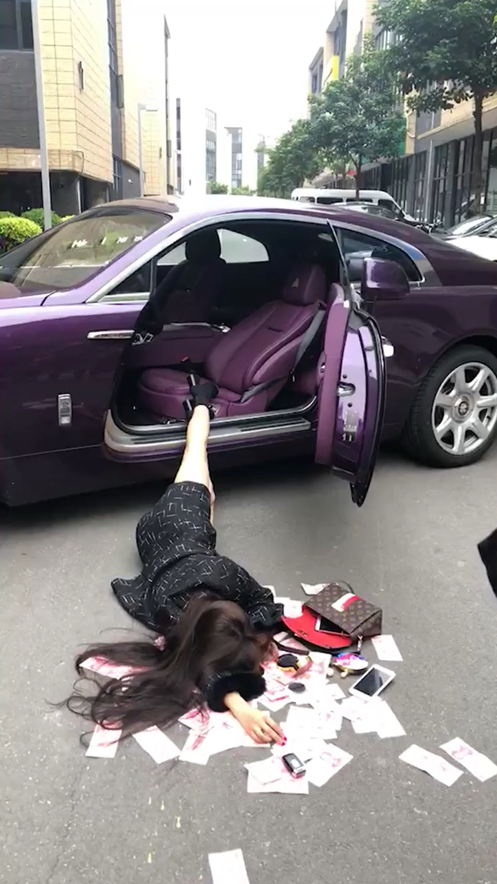 最火的炫富摔辣妹扑街