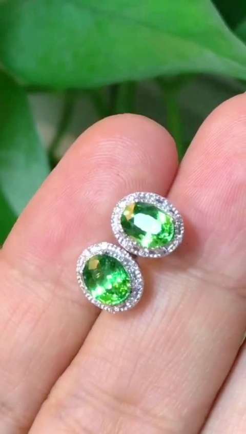 天然沙弗莱钻石耳钉,小清新款,18k金镶嵌,金重1.86克,主石1.2克拉