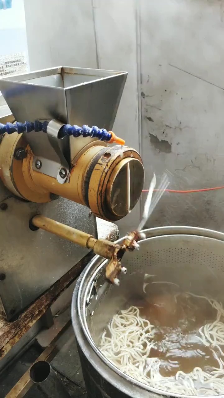 剔尖面都用上机器了?#特色美食