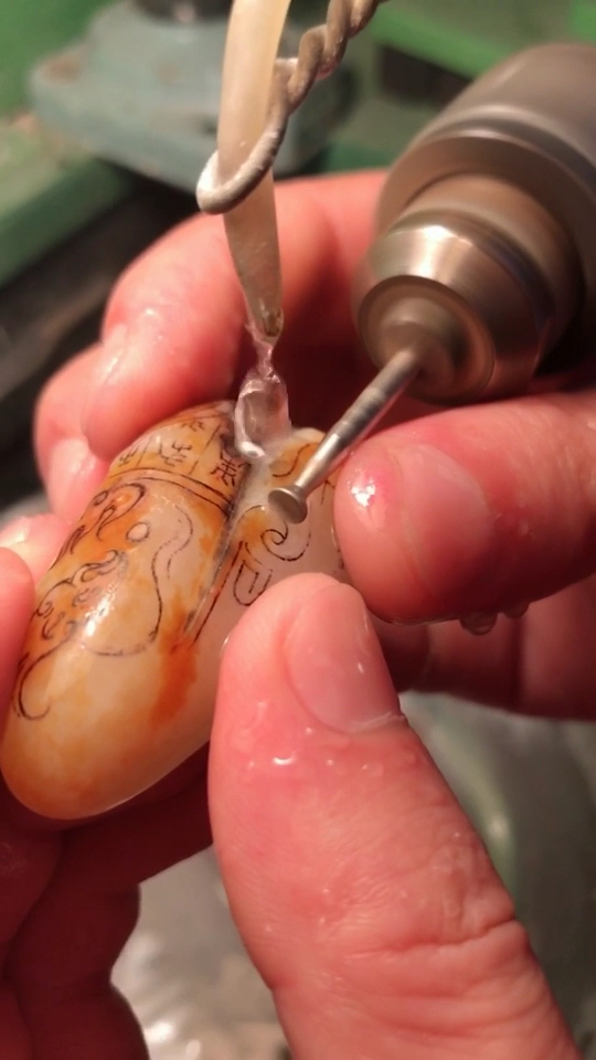 我是一名玉石雕刻师,我正在用钉子勾线.喜欢这个视屏么?