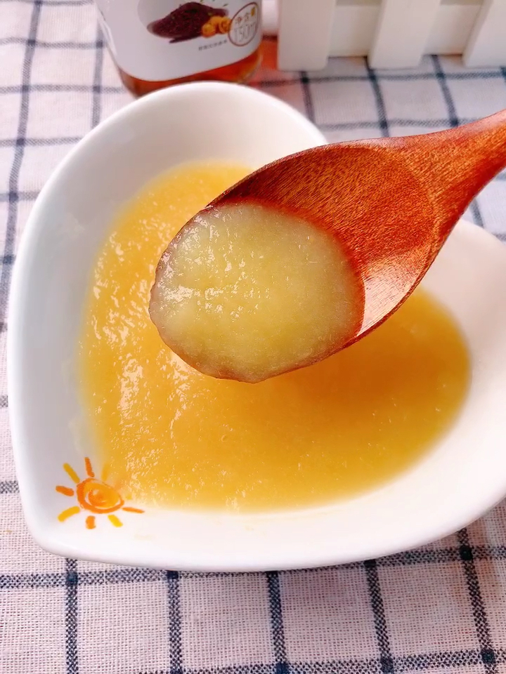 5至6个月宝宝辅食:苹果泥,苹果营养丰富,宝贝第一次吃,可以蒸熟打泥
