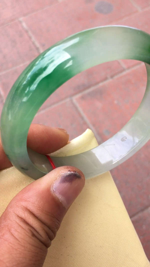 这就是翡翠手镯用酸泡过的