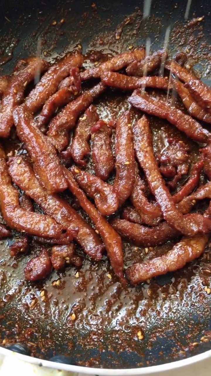 里脊肉制作的香辣肉条,大家快来尝尝吧!